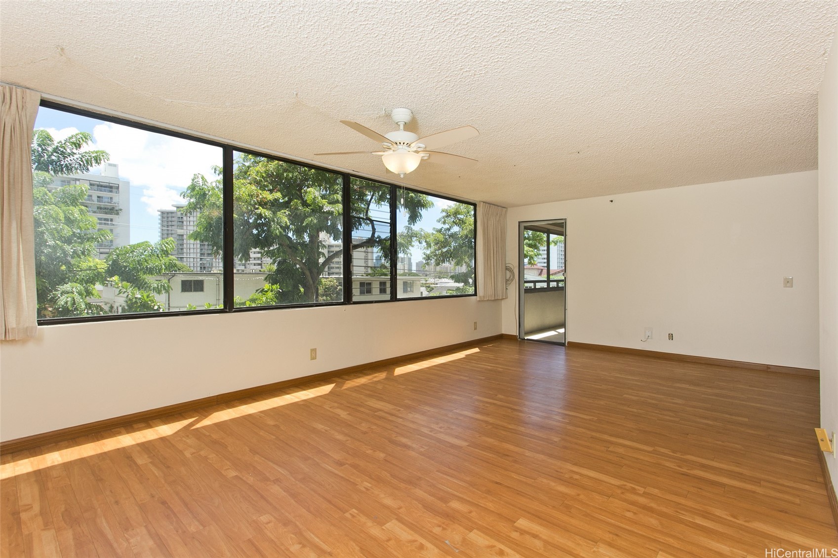 カカアコ・ダウンタウン | 1251 Heulu Street, Honolulu, HI 96822
