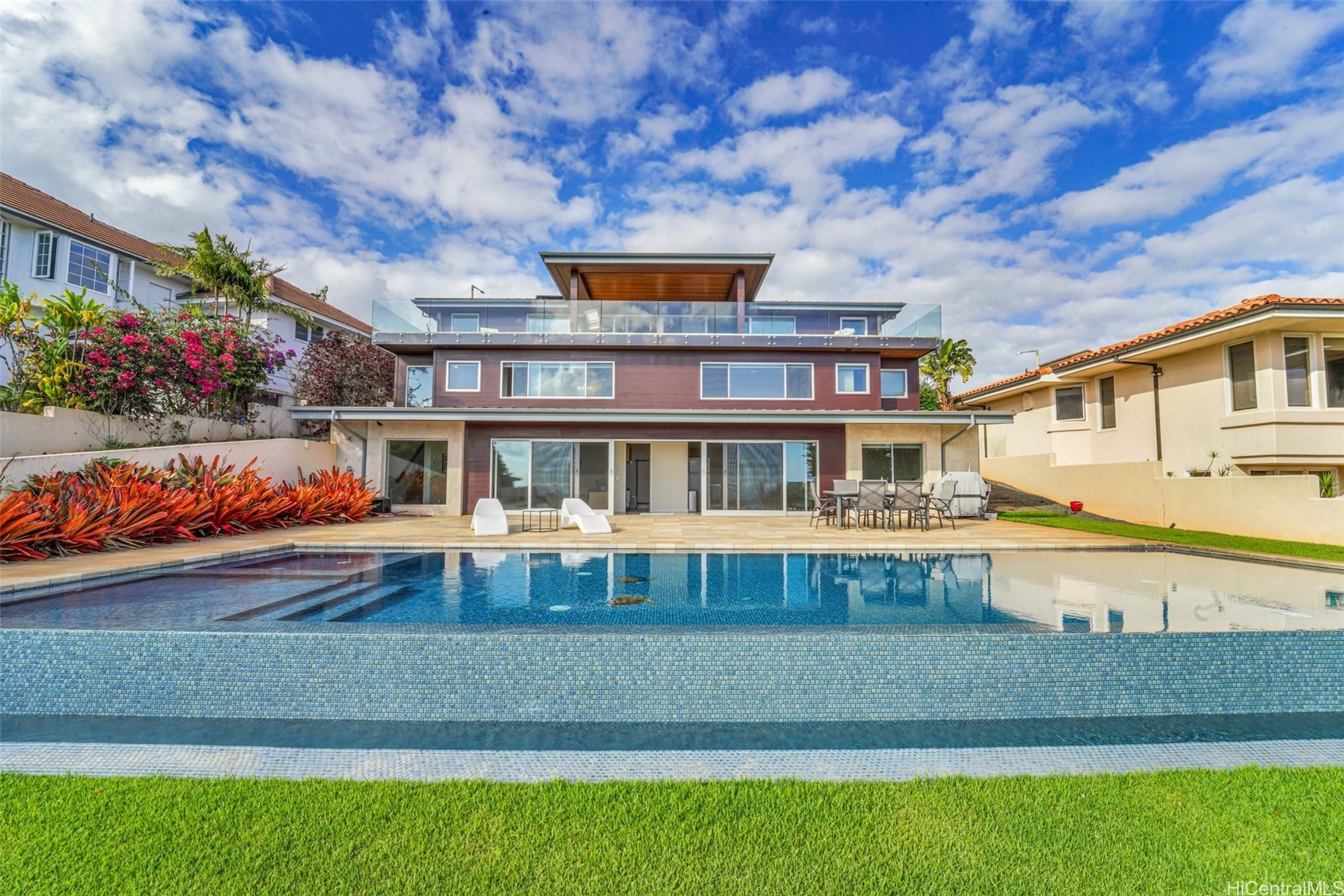878 Puuikena Drive