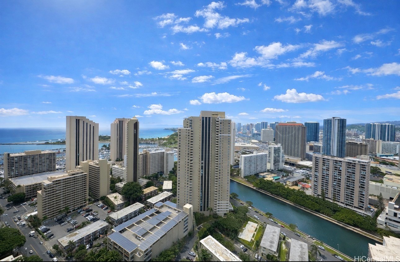 ワイキキ | 411 Hobron Lane, Honolulu, HI 96815