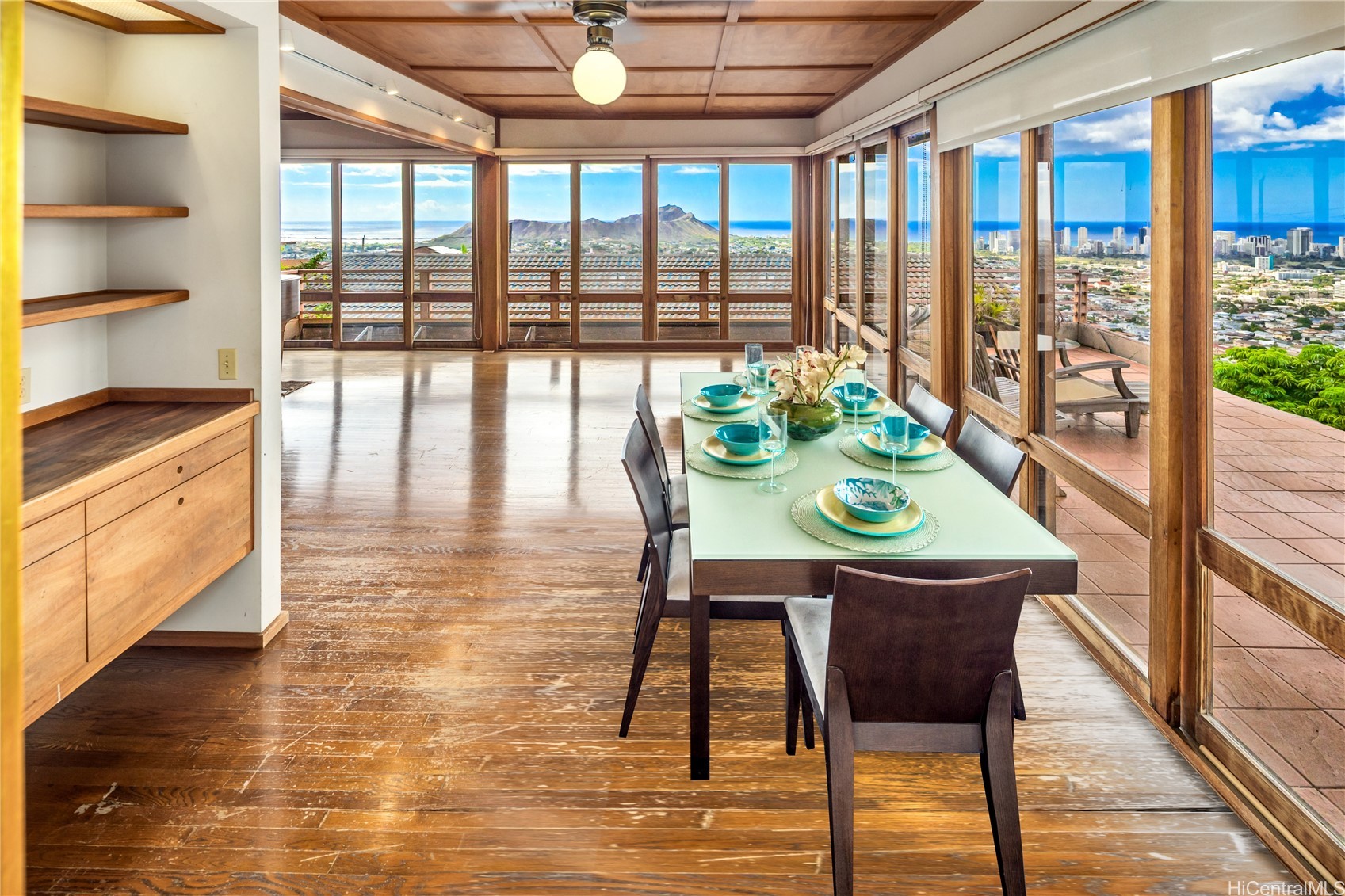 カハラ・ワイアラエ | 1732-A Mikahala Way, Honolulu, HI 96816