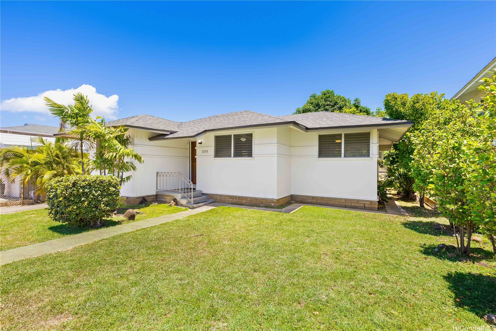 カハラ・ワイアラエ | 3238 Makini Street, Honolulu, HI 96815