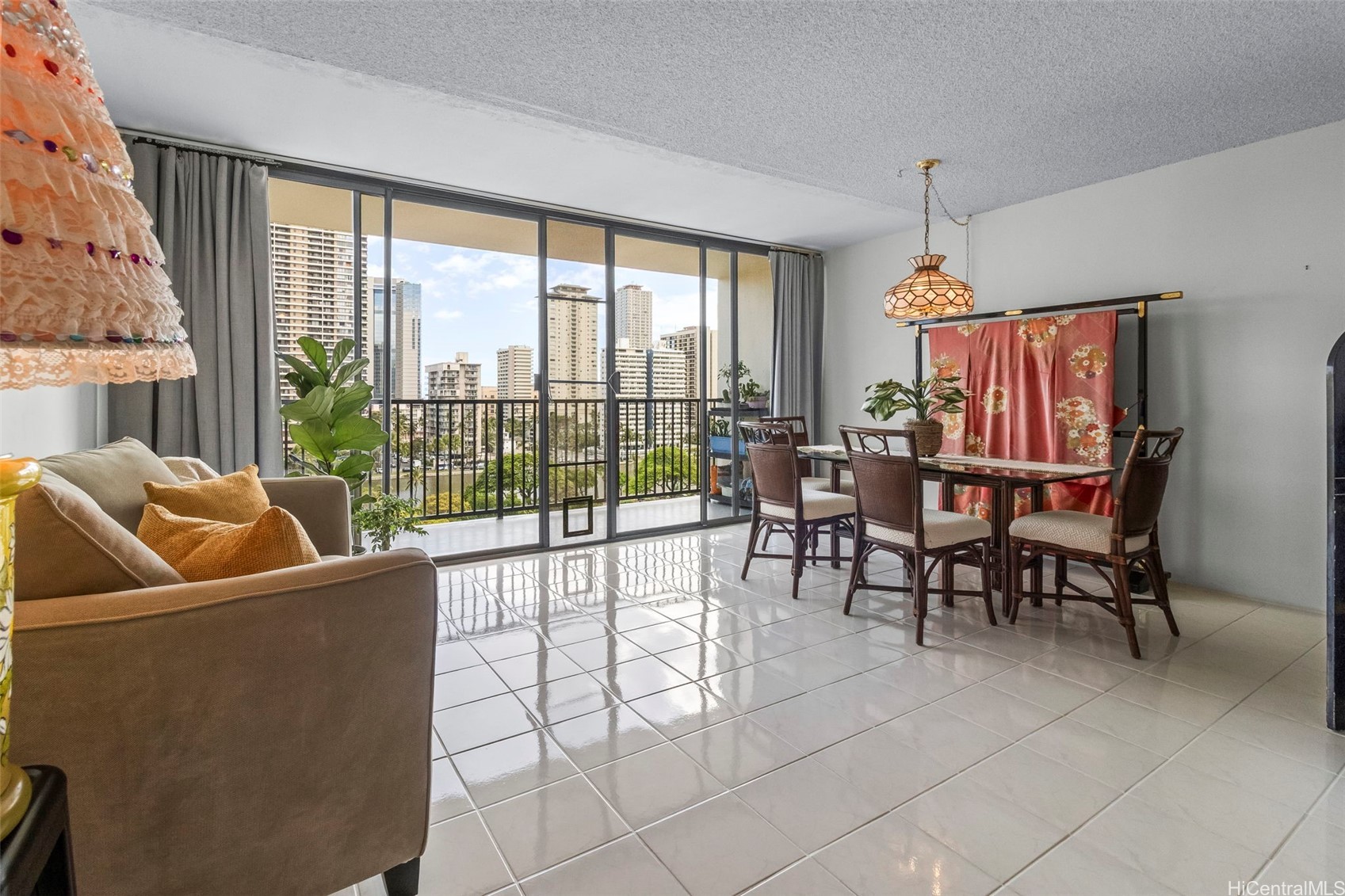ワイキキ | 2444 Hihiwai Street, Honolulu, HI 96826