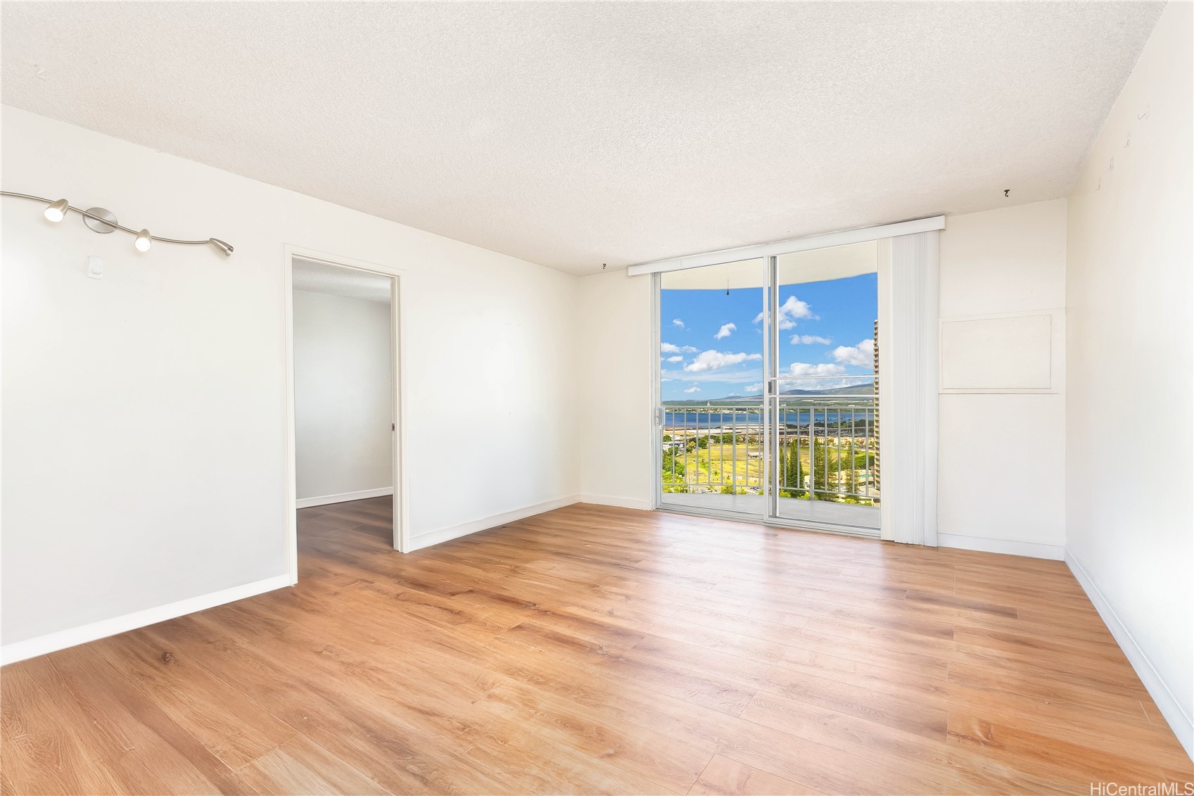 ソルトレイク | 98-1038 Moanalua Road, Aiea, HI 96701