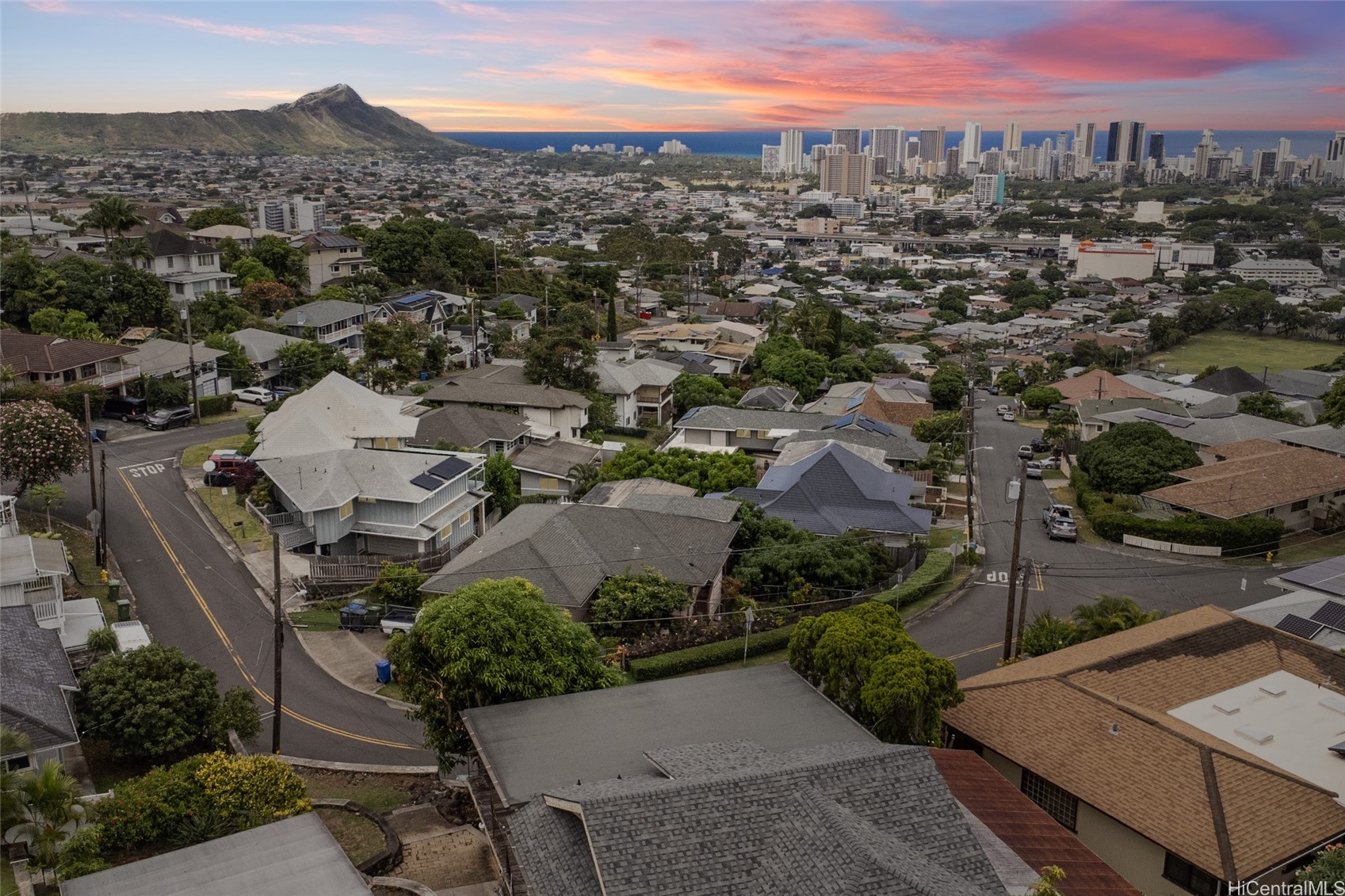 カハラ・ワイアラエ | 2970 Robert Place, Honolulu, HI 96816