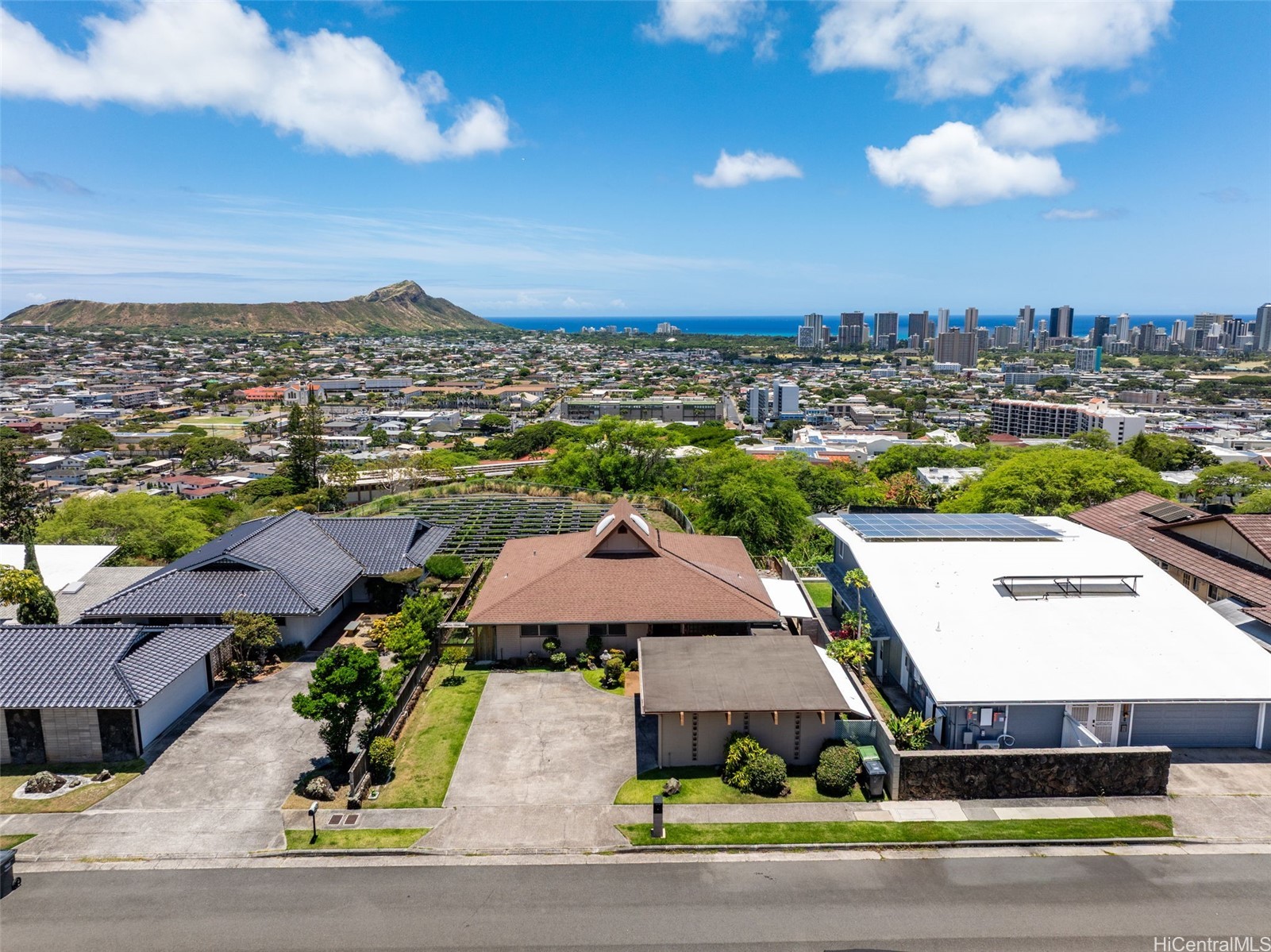 カハラ・ワイアラエ | 1485 Akeakamai Street, Honolulu, HI 96816