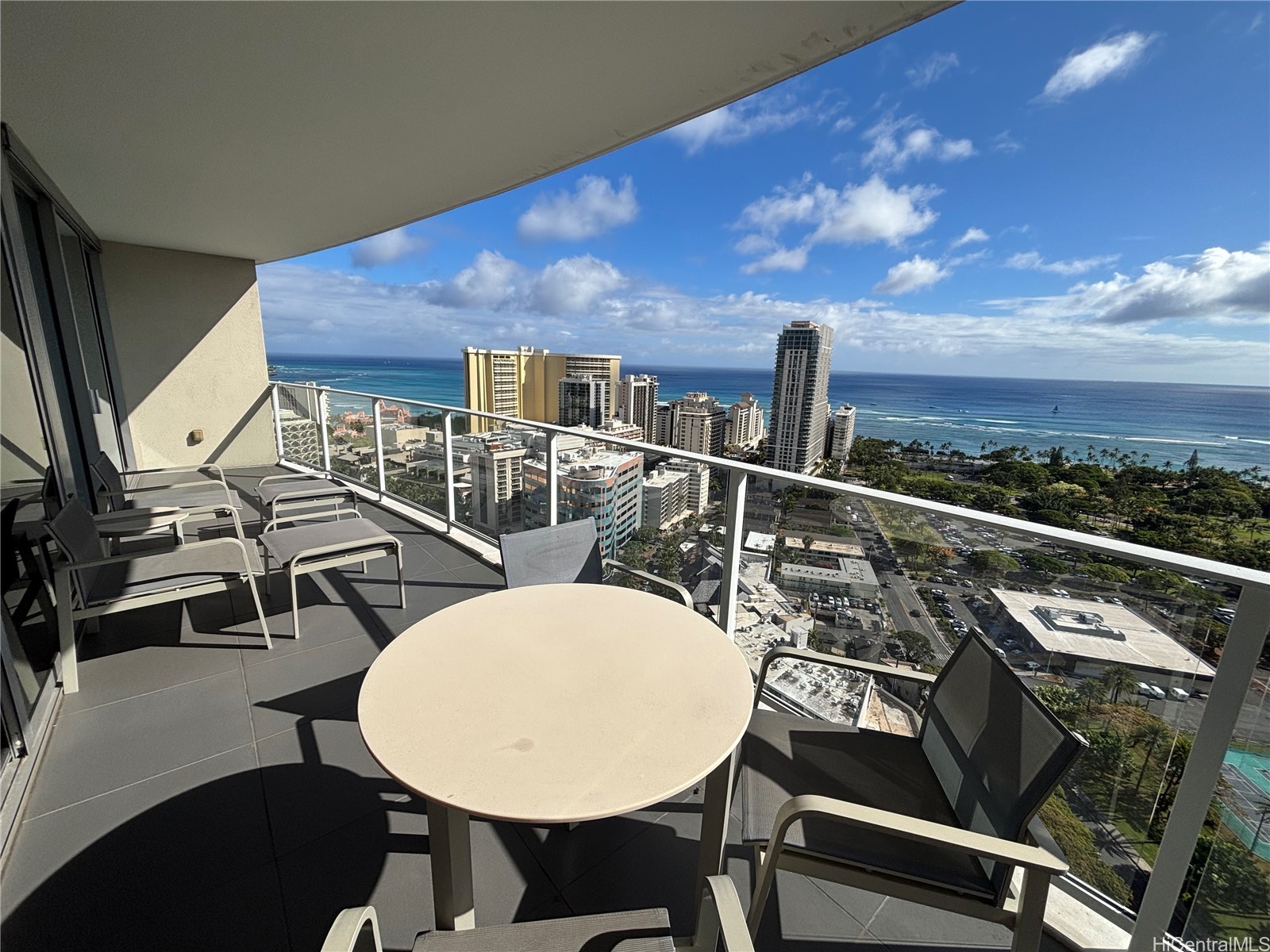 ワイキキ | 383 Kalaimoku Street, Honolulu, HI 96815