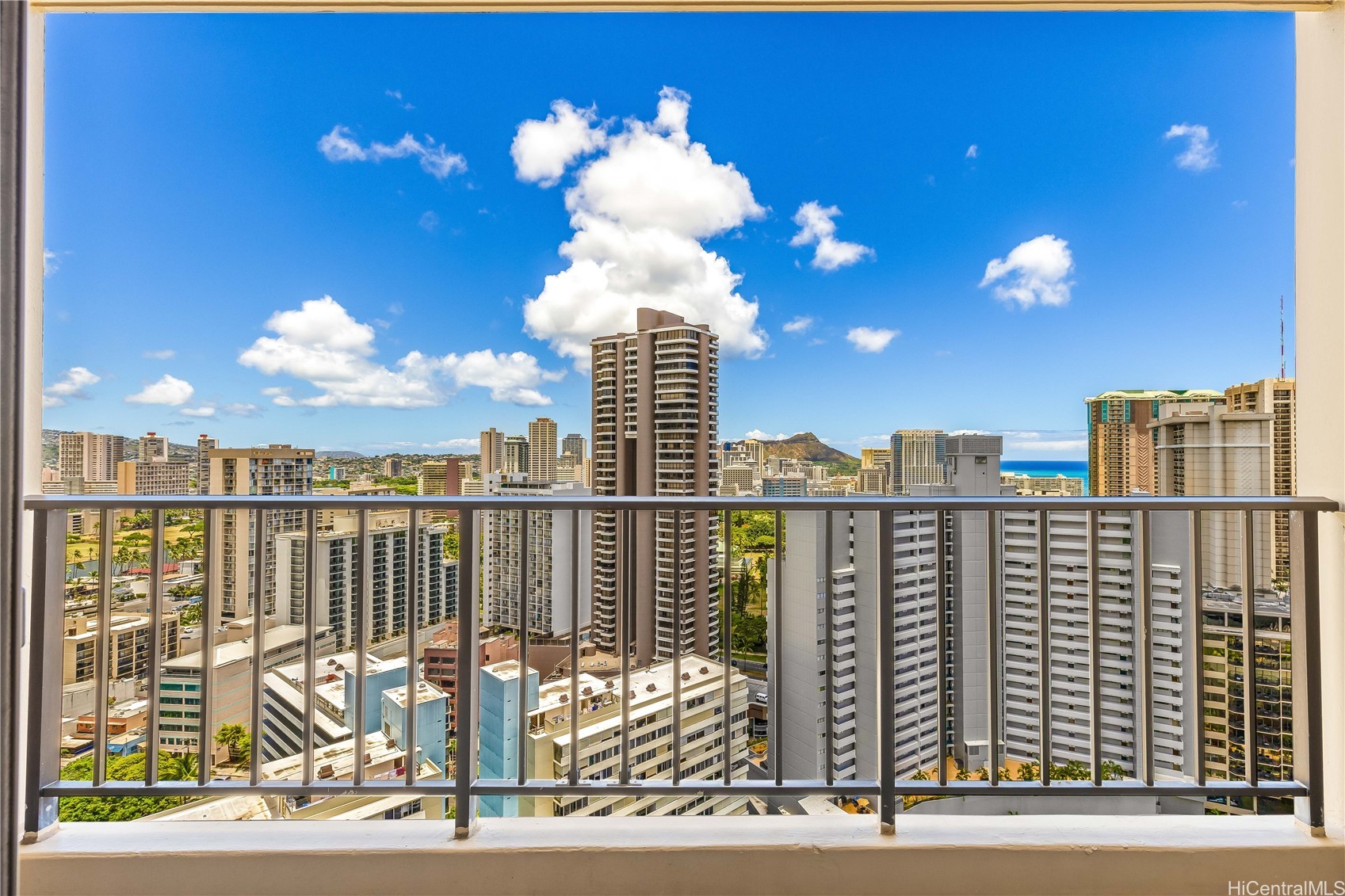 ワイキキ | 411 Hobron Lane, Honolulu, HI 96815