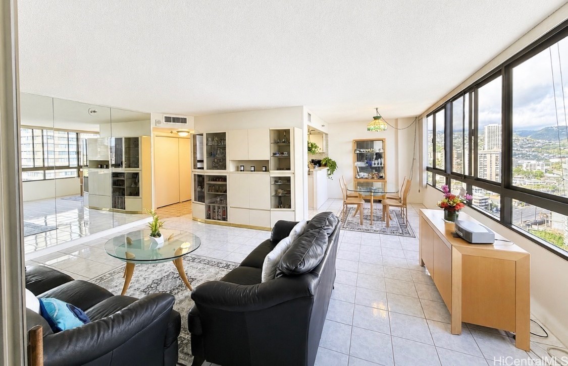 ワイキキ | 2499 Kapiolani Boulevard, Honolulu, HI 96814