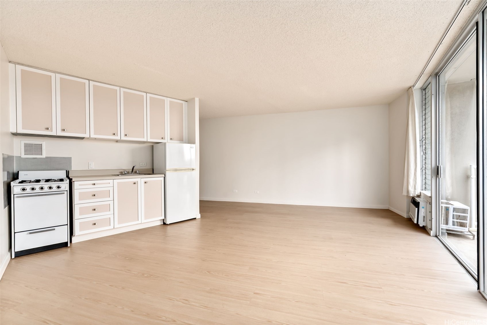 アラモアナ | 750 Amana Street, Honolulu, HI 96814
