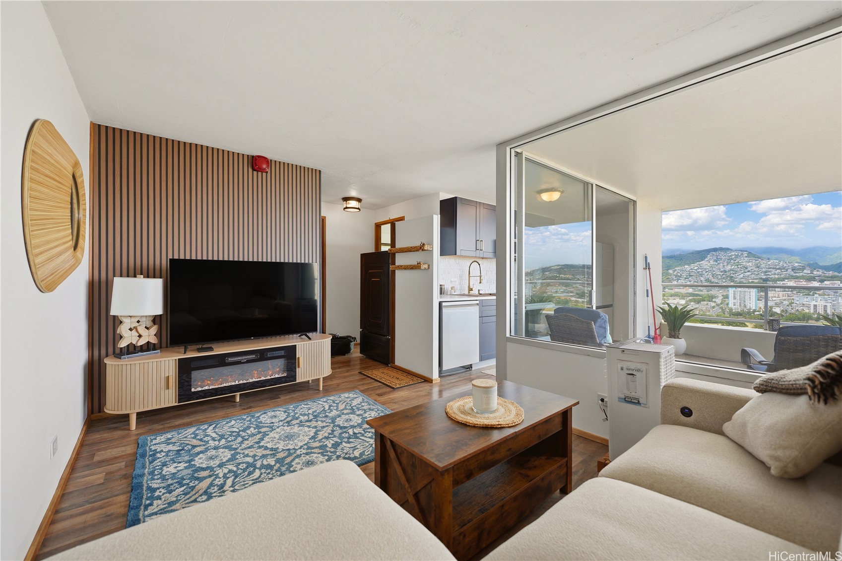ワイキキ | 2421 Tusitala Street, Honolulu, HI 96815