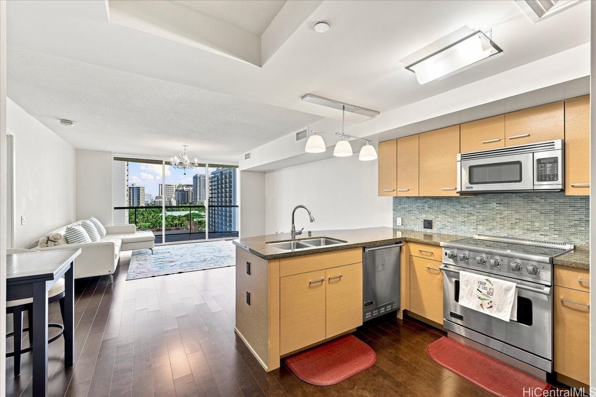 ワイキキ | 1837 Kalakaua Avenue, Honolulu, HI 96815