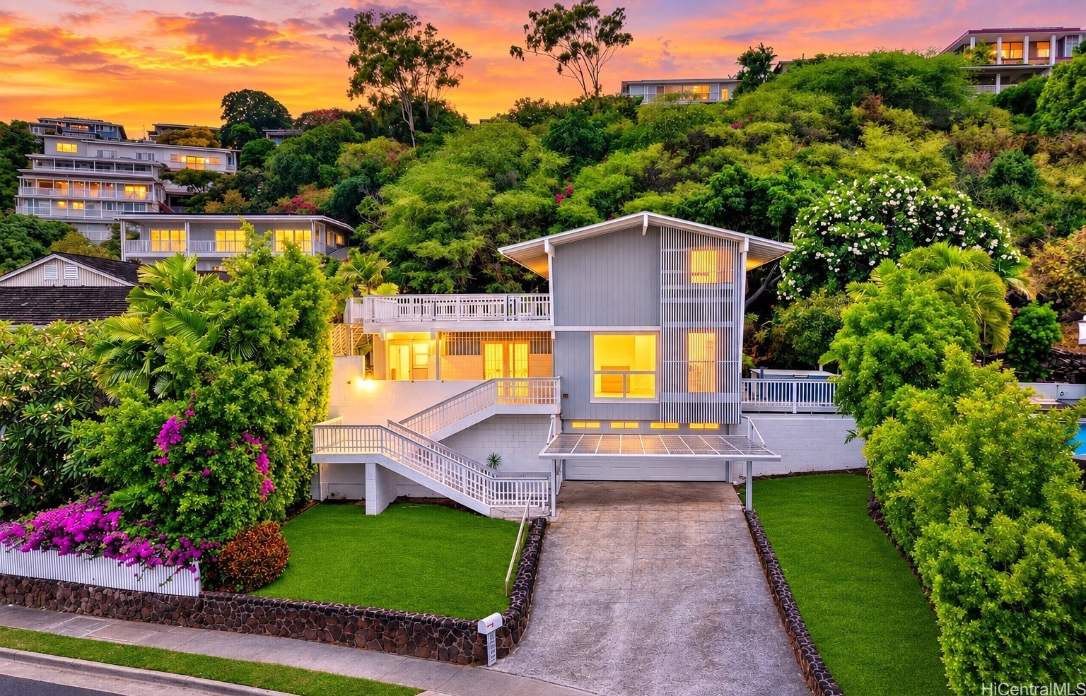 カハラ・ワイアラエ | 4846 Analii Street, Honolulu, HI 96821