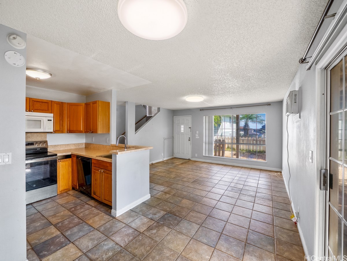 ソルトレイク | 94-1473 Waipio Uka Street, Waipahu, HI 96797