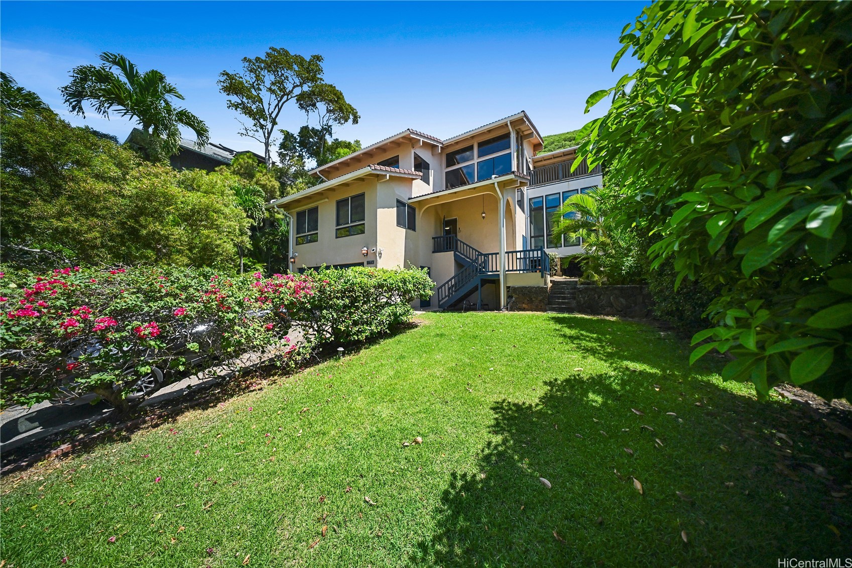 カハラ・ワイアラエ | 5943 Haleola Street, Honolulu, HI 96821
