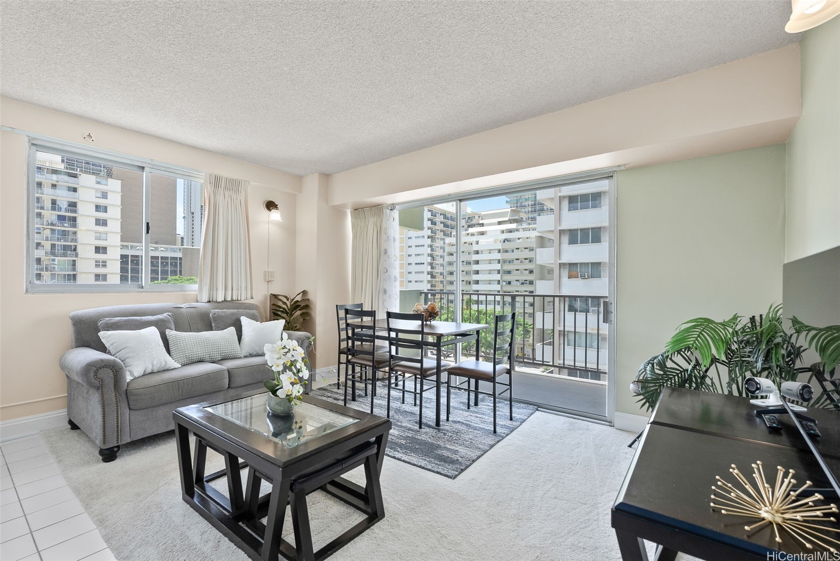 ワイキキ | 2440 Kuhio Avenue, Honolulu, HI 96815