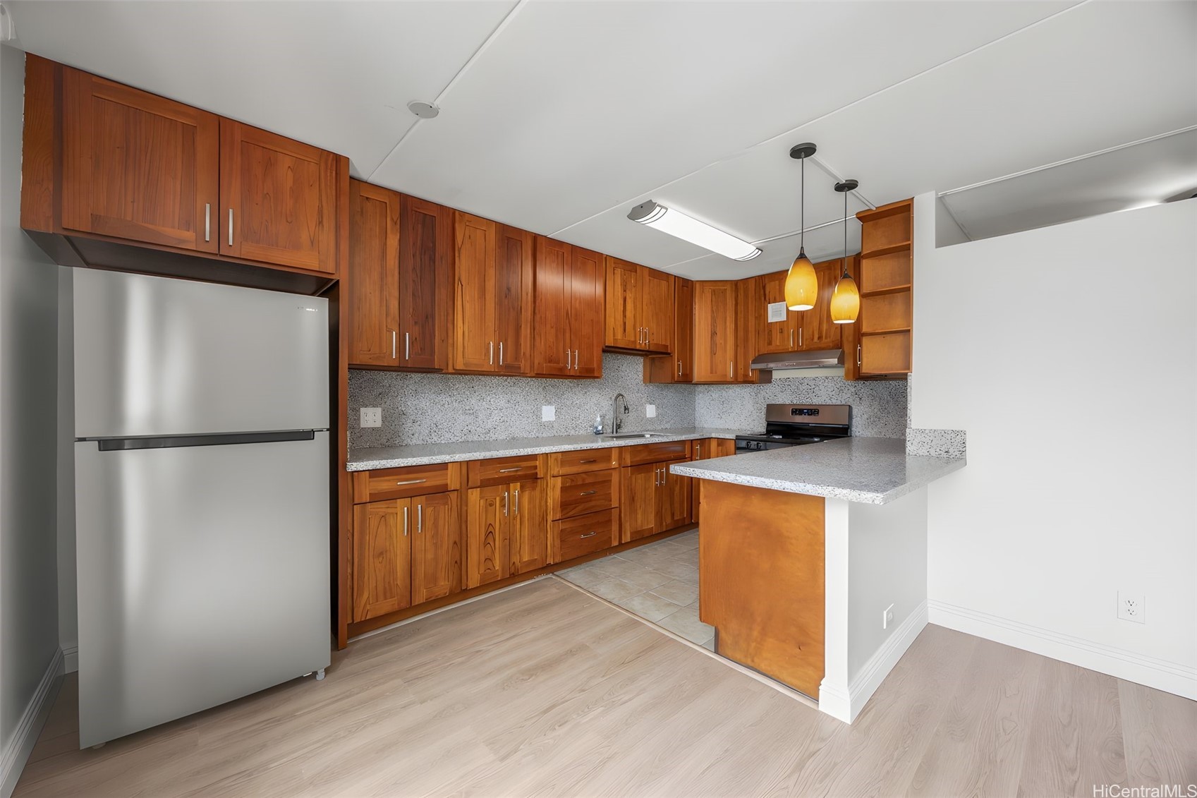 カカアコ・ダウンタウン | 910 Ahana Street, Honolulu, HI 96814